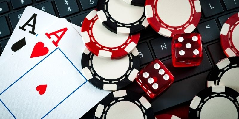 Tham gia casino trực tiếp giúp bạn tận hưởng không khí sòng bạc thật mà vẫn giữ được sự thoải mái và riêng tư tại nhà.